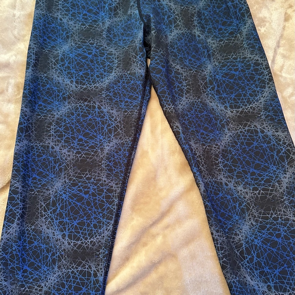 Geometric Patterned Leggings - Picture 3 of 10